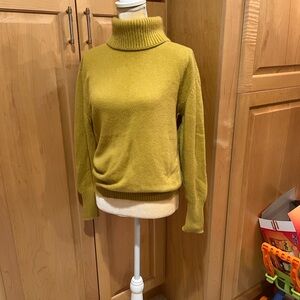 100% cashmere Cozy Mustard Turtleneck Sweater EC